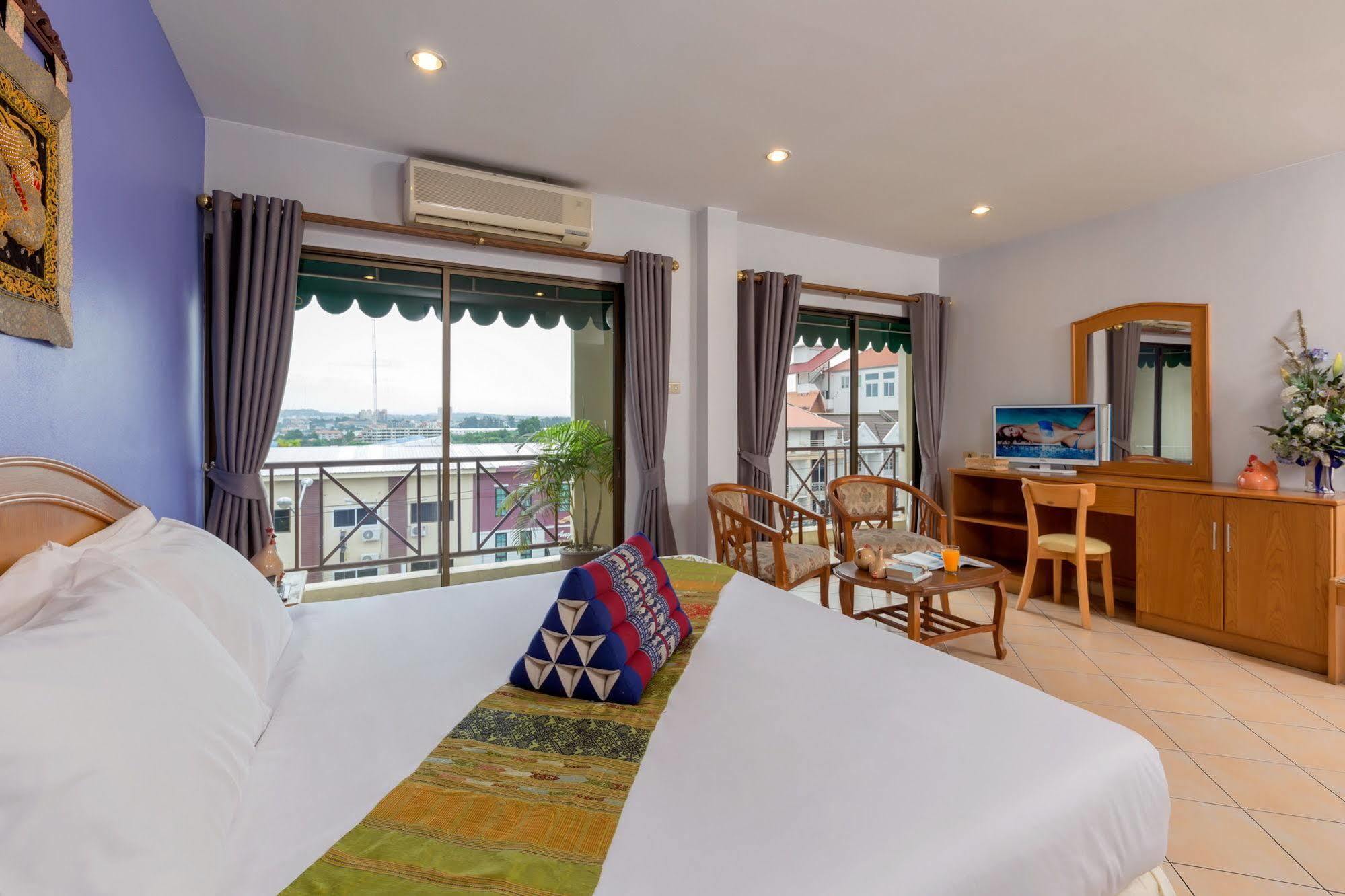 Seven Oaks Inn Praia de Jomtien Exterior foto