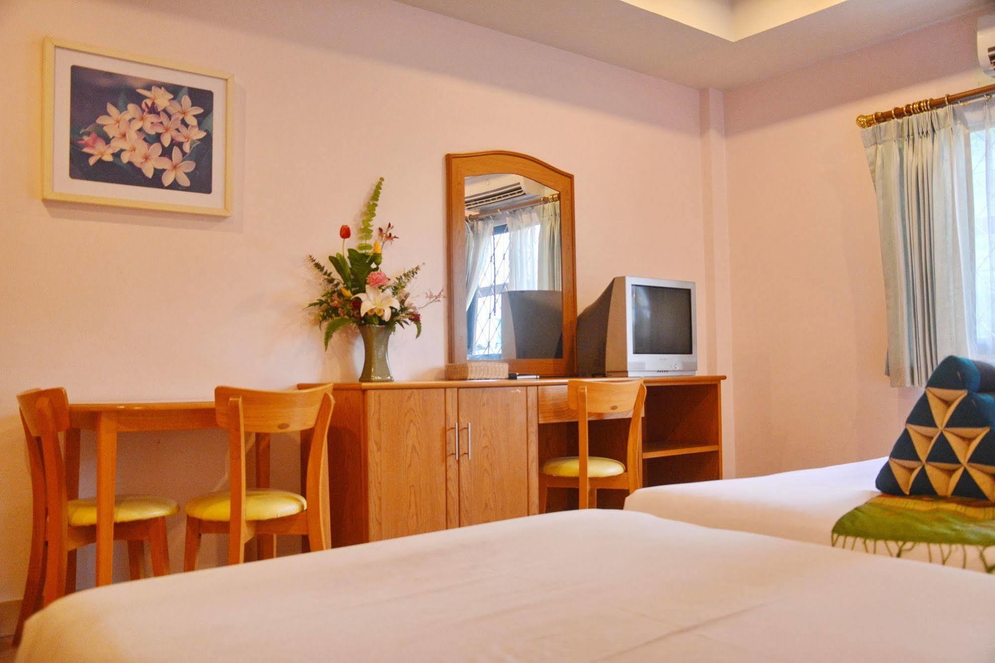 Seven Oaks Inn Praia de Jomtien Exterior foto