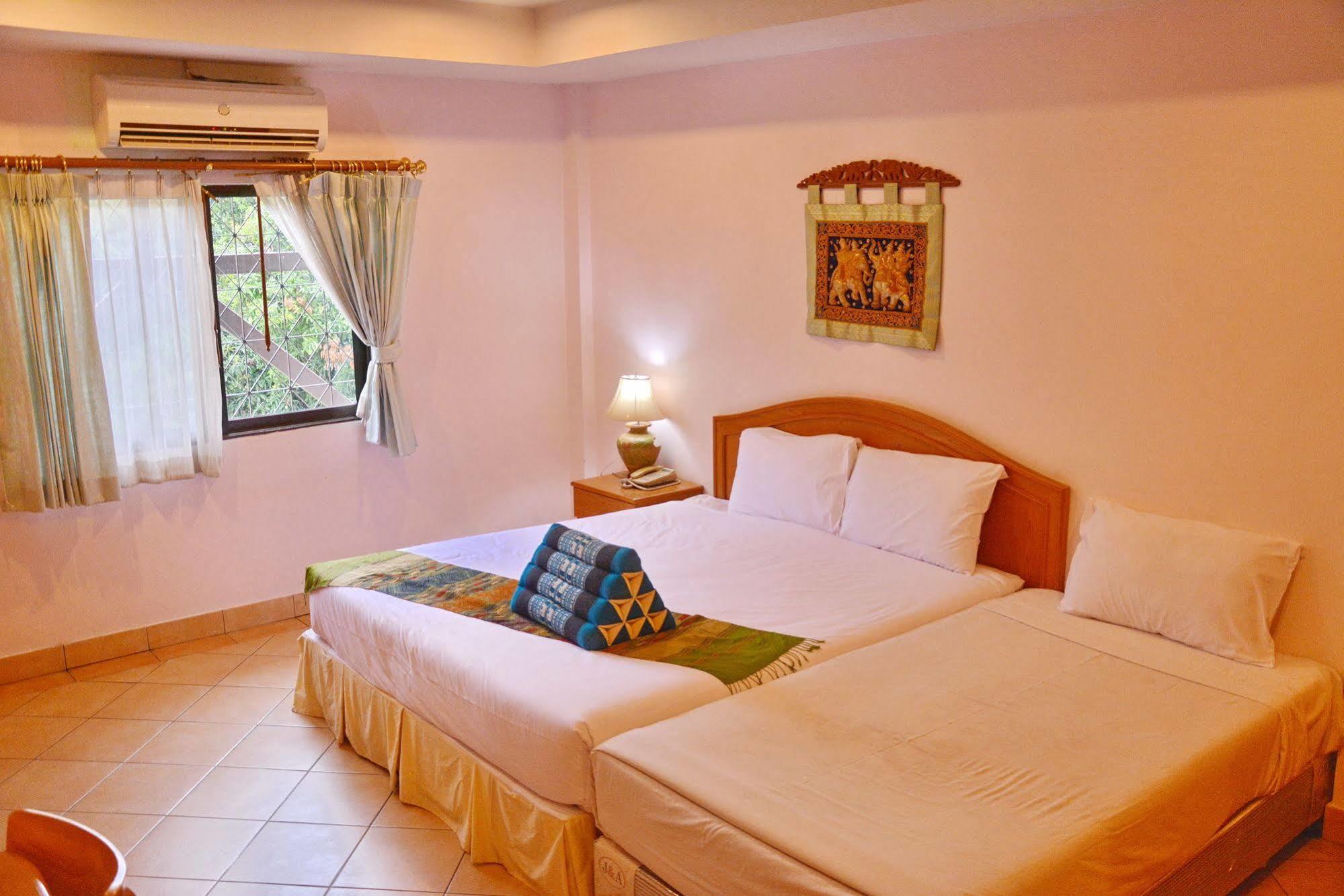 Seven Oaks Inn Praia de Jomtien Exterior foto